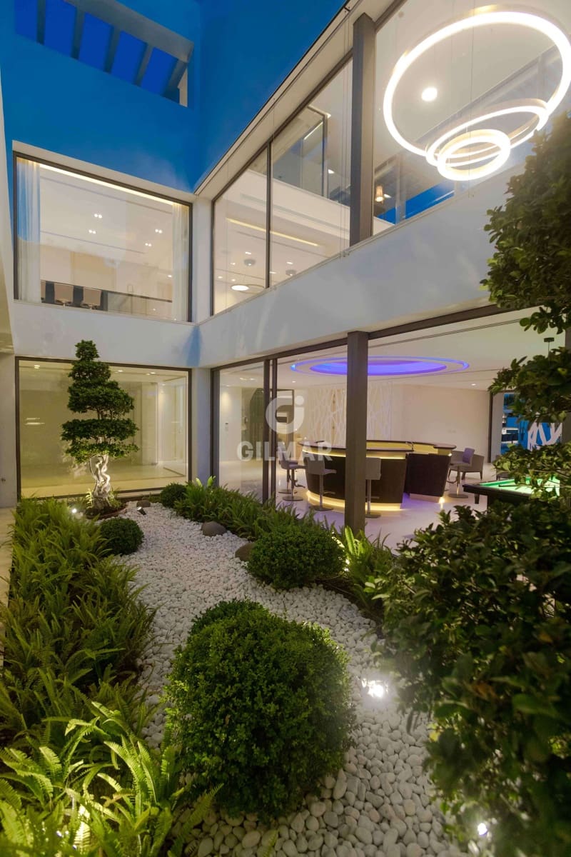 6 slaapkamer Villa te koop in Nueva Andalucia met zwembad garage - € 6.450.000 (Ref: 9747394)