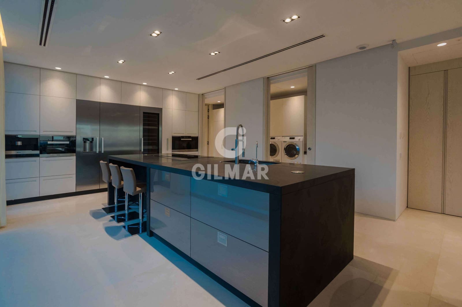 6 slaapkamer Villa te koop in Nueva Andalucia met zwembad garage - € 6.450.000 (Ref: 9747394)