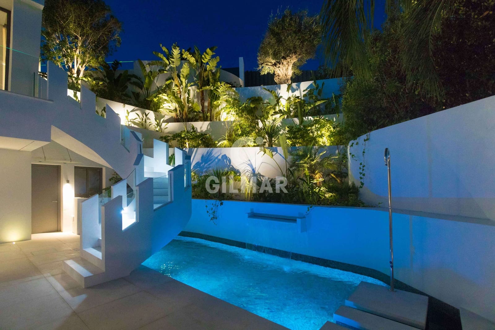 6 slaapkamer Villa te koop in Nueva Andalucia met zwembad garage - € 6.450.000 (Ref: 9747394)