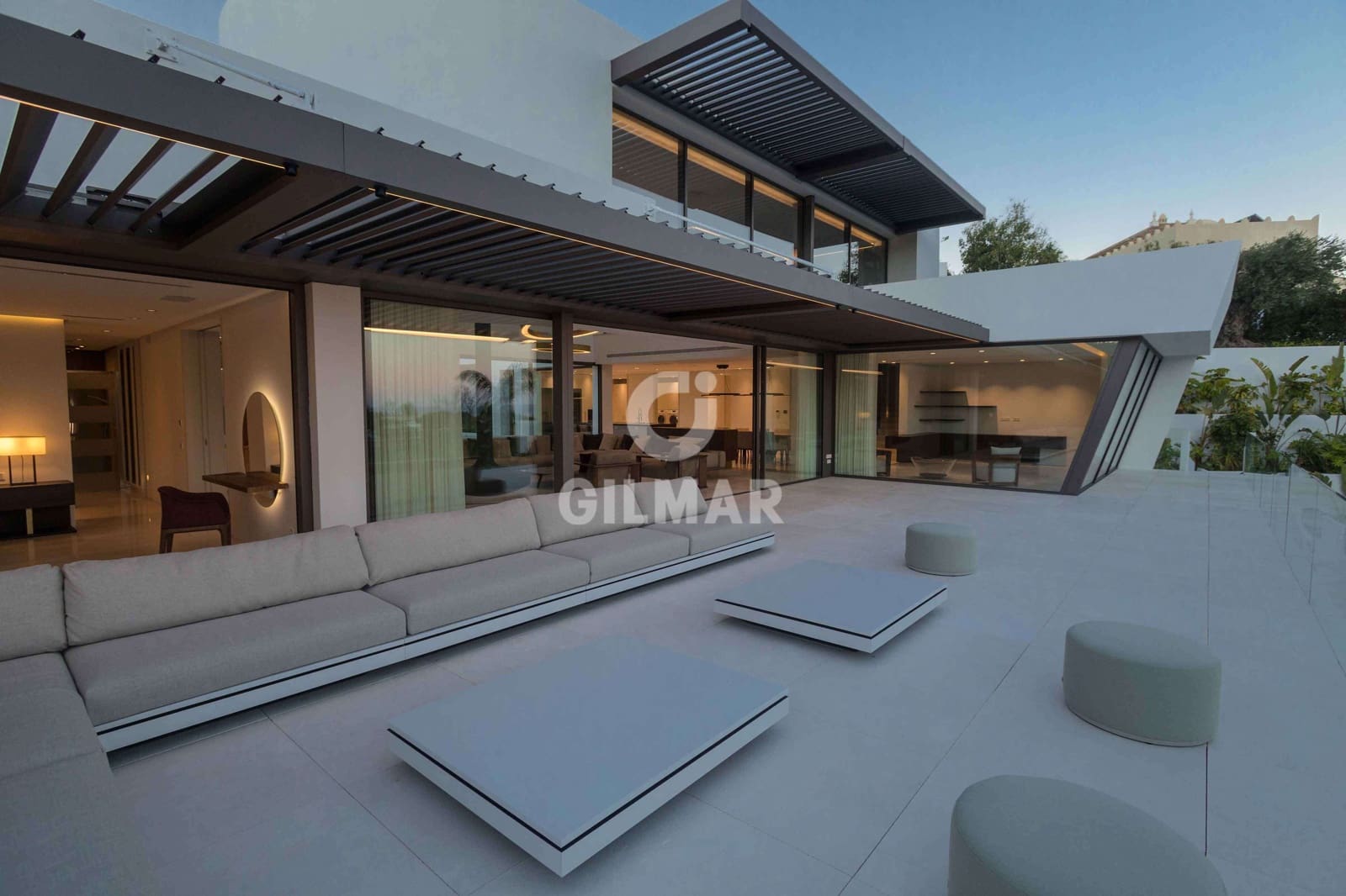 6 slaapkamer Villa te koop in Nueva Andalucia met zwembad garage - € 6.450.000 (Ref: 9747394)
