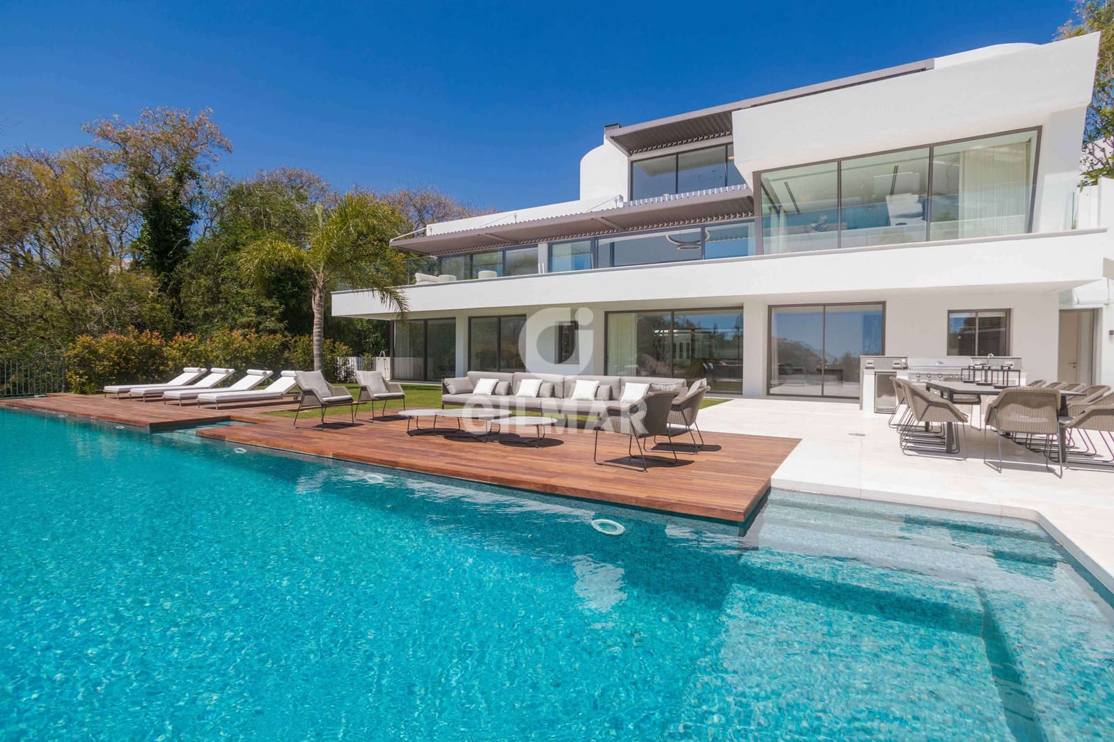 6 slaapkamer Villa te koop in Nueva Andalucia met zwembad garage - € 6.450.000 (Ref: 9747394)