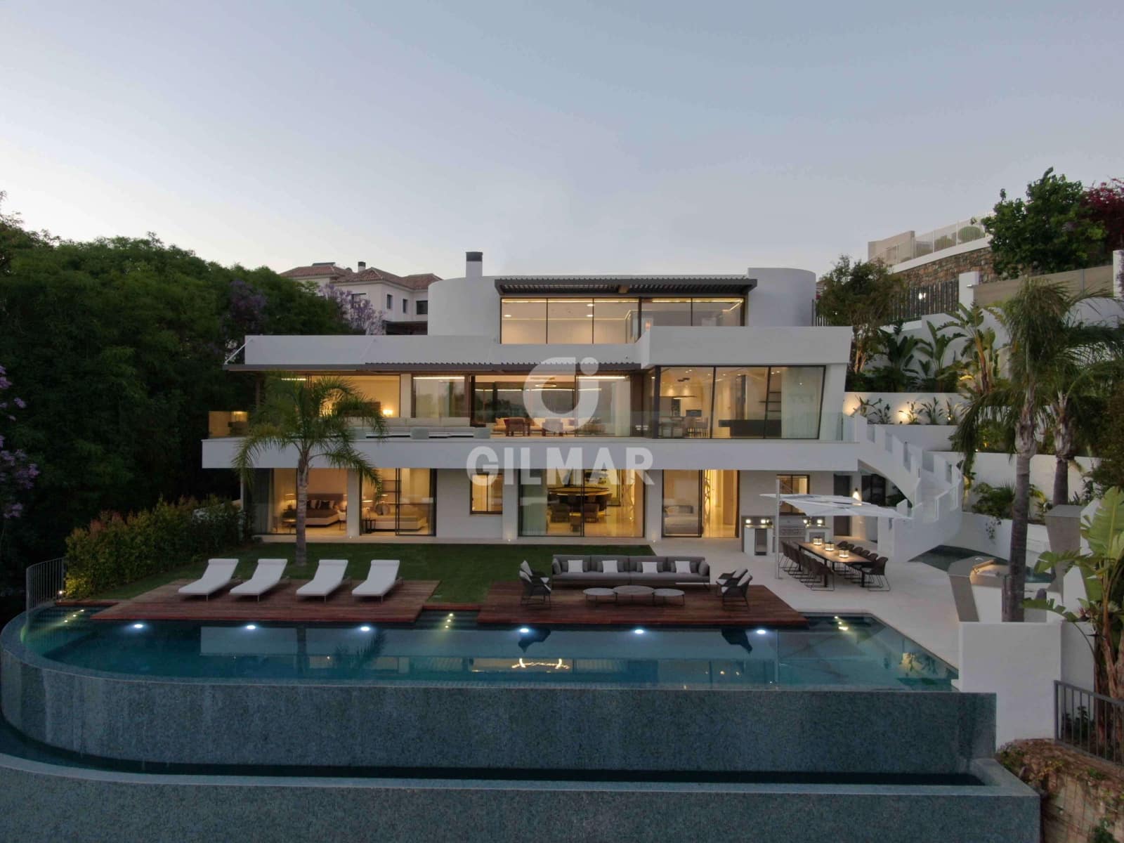 6 slaapkamer Villa te koop in Nueva Andalucia met zwembad garage - € 6.450.000 (Ref: 9747394)