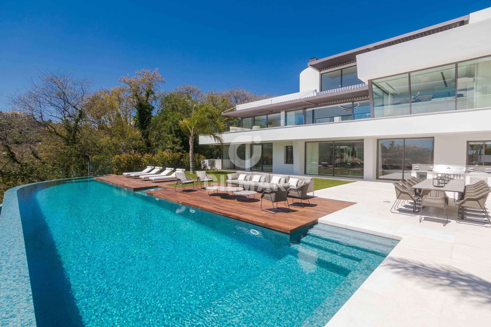 6 slaapkamer Villa te koop in Nueva Andalucia met zwembad garage - € 6.450.000 (Ref: 9747394)