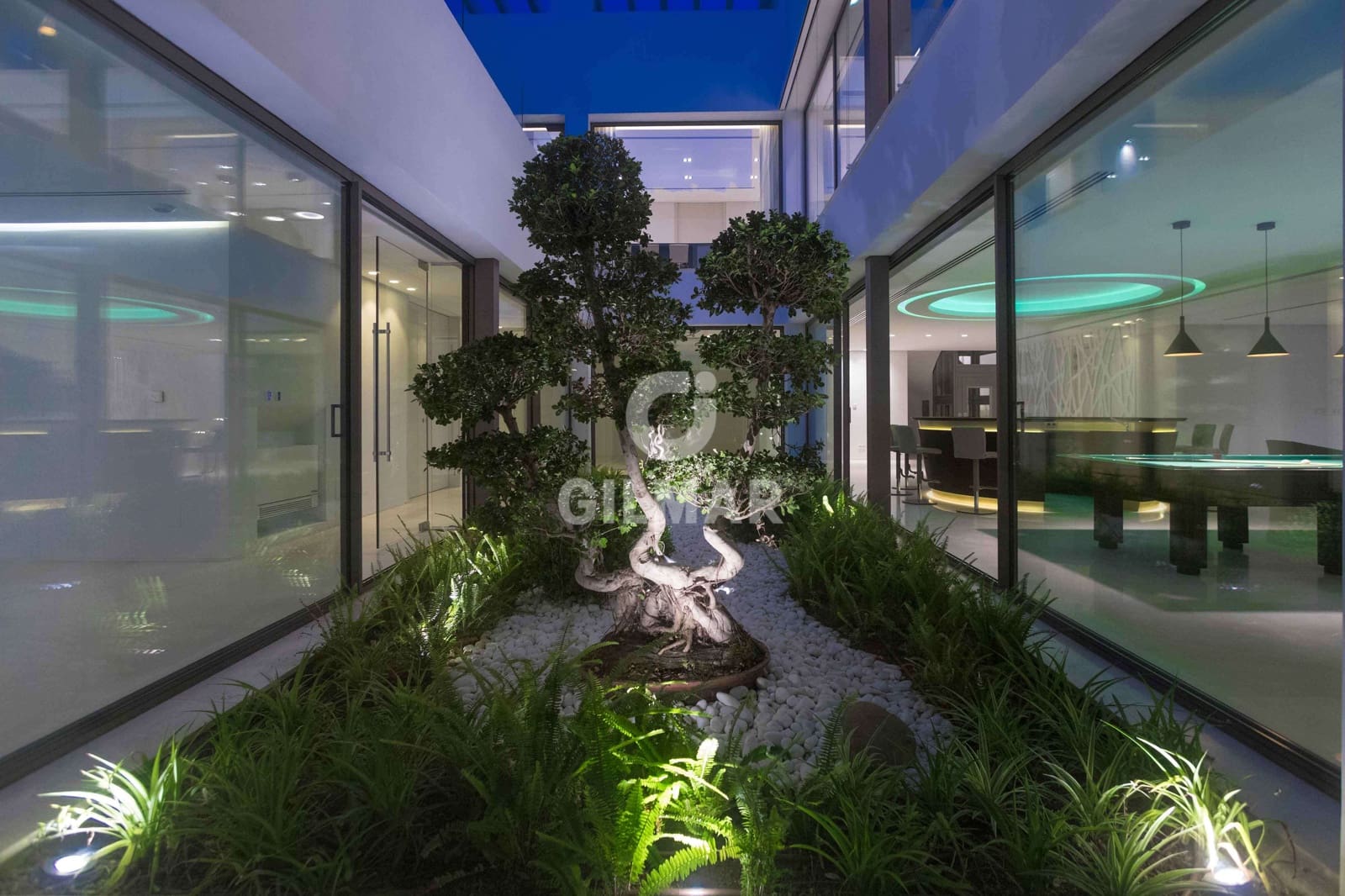 6 slaapkamer Villa te koop in Nueva Andalucia met zwembad garage - € 6.450.000 (Ref: 9747394)