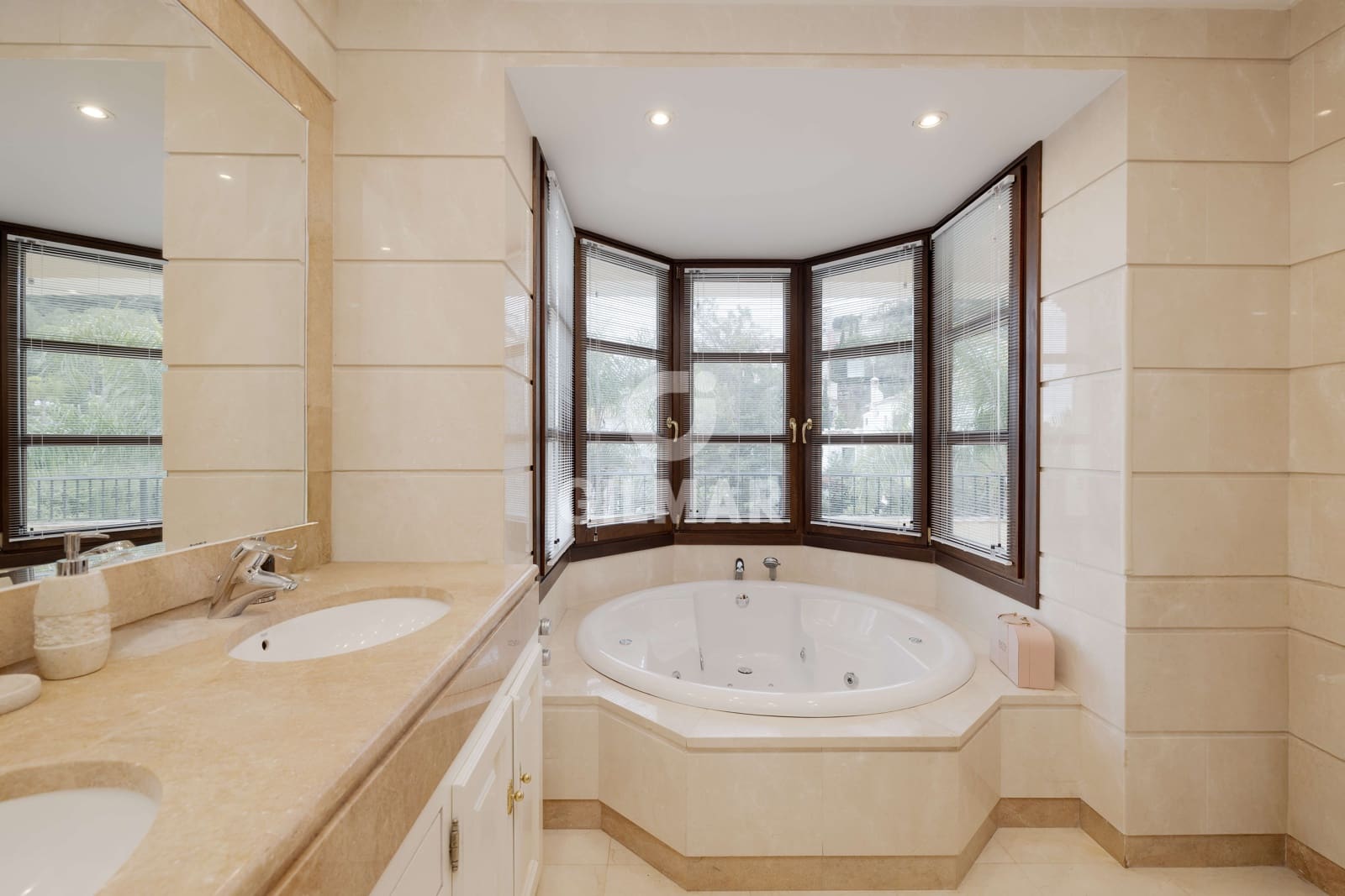 7 soverom Villa til salgs i Benahavis med svømmebasseng garasje - € 2 100 000 (Ref: 9747398)