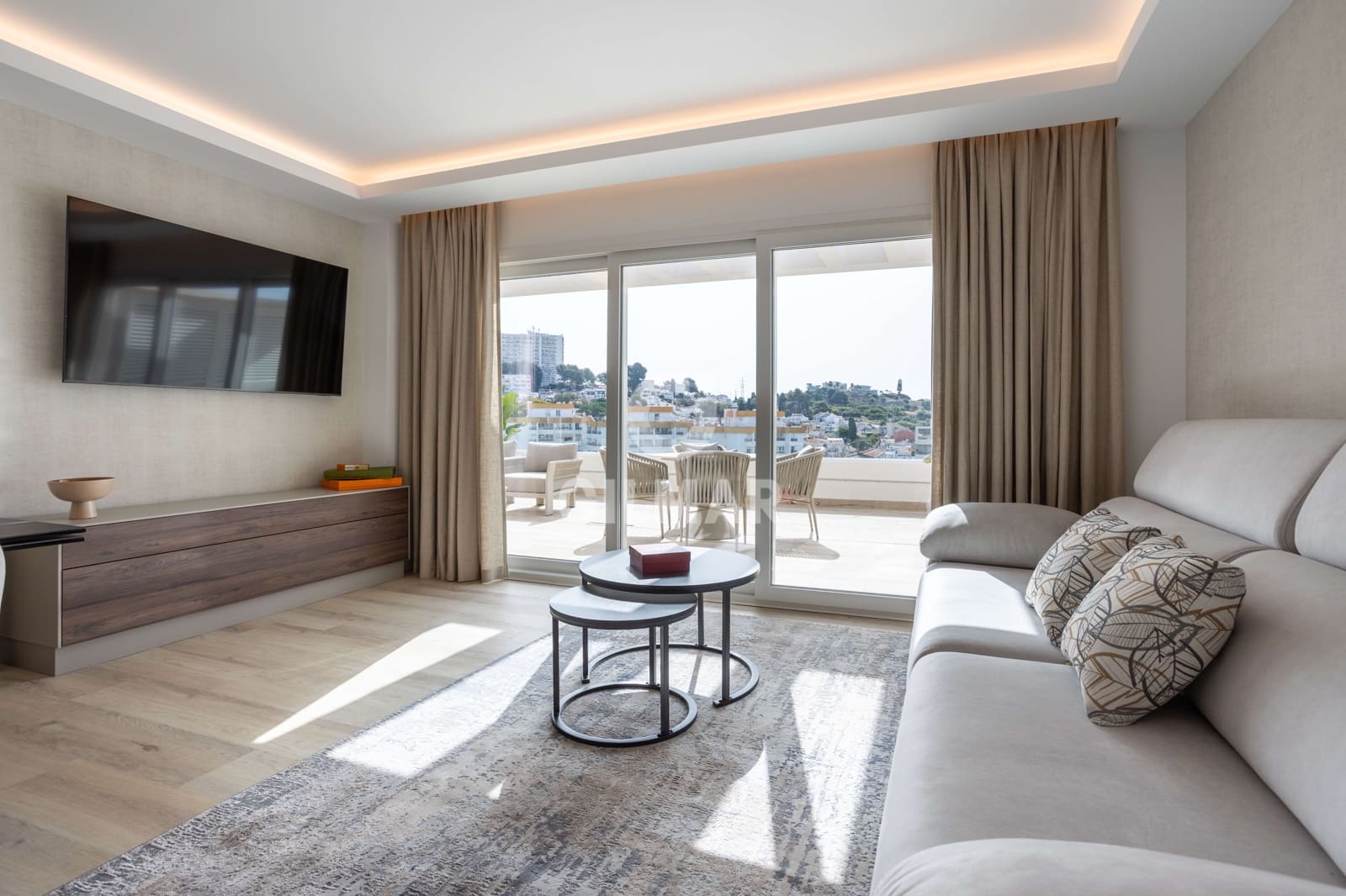 2 sypialnia Penthouse na sprzedaż w Nueva Andalucia z basenem garażem - 890 000 € (Ref: 9747401)