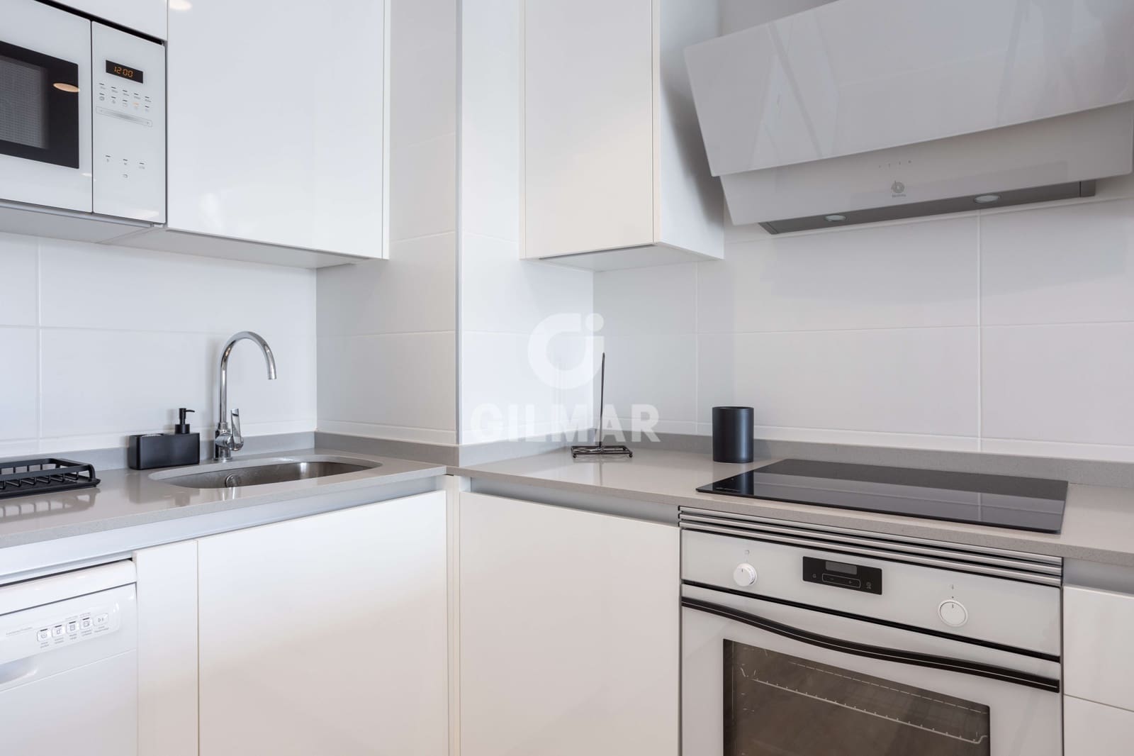 2 sypialnia Penthouse na sprzedaż w Nueva Andalucia z basenem garażem - 890 000 € (Ref: 9747401)