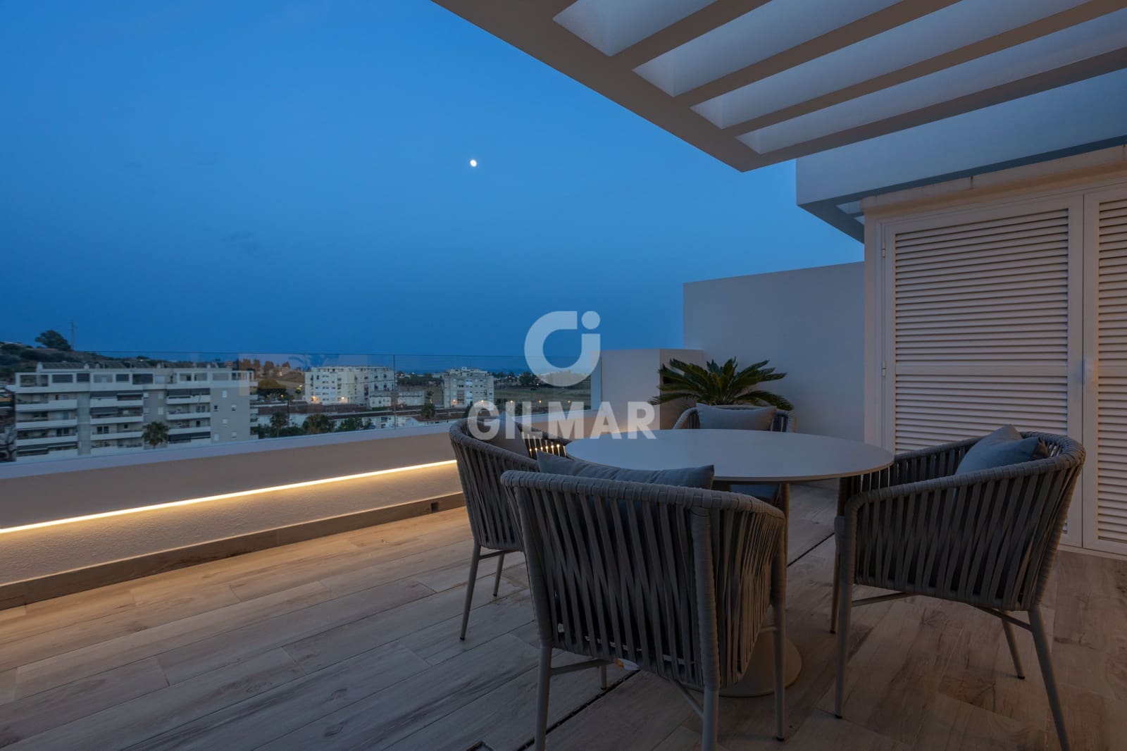 2 sypialnia Penthouse na sprzedaż w Nueva Andalucia z basenem garażem - 890 000 € (Ref: 9747401)