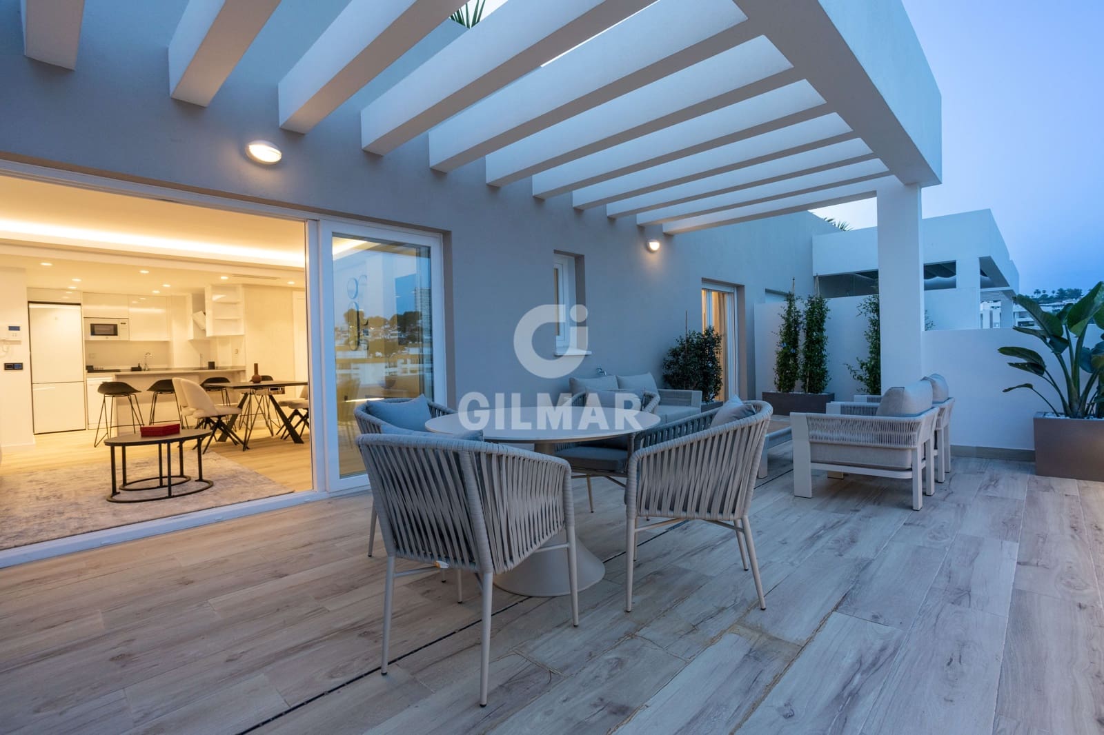 2 sypialnia Penthouse na sprzedaż w Nueva Andalucia z basenem garażem - 890 000 € (Ref: 9747401)