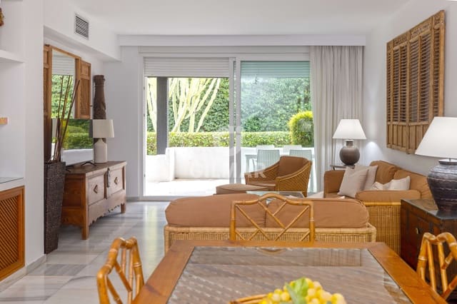 3 sypialnia Mieszkanie na sprzedaż w Puerto Banus, Marbella z basenem garażem - 1 385 000 € (Ref: 9747402)