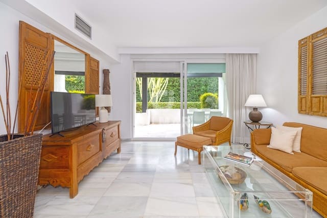 3 sypialnia Mieszkanie na sprzedaż w Puerto Banus, Marbella z basenem garażem - 1 385 000 € (Ref: 9747402)