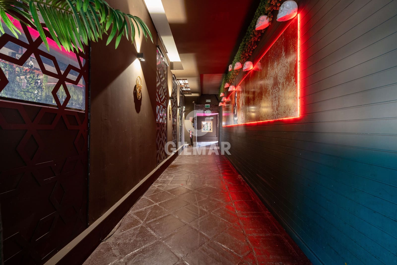 Erhverv til salg i Puerto Banus - € 4.800.000 (Ref: 9747404)