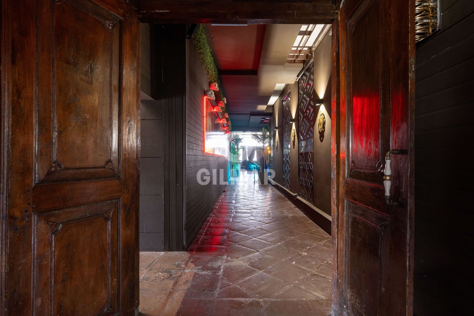 Erhverv til salg i Puerto Banus - € 4.800.000 (Ref: 9747404)