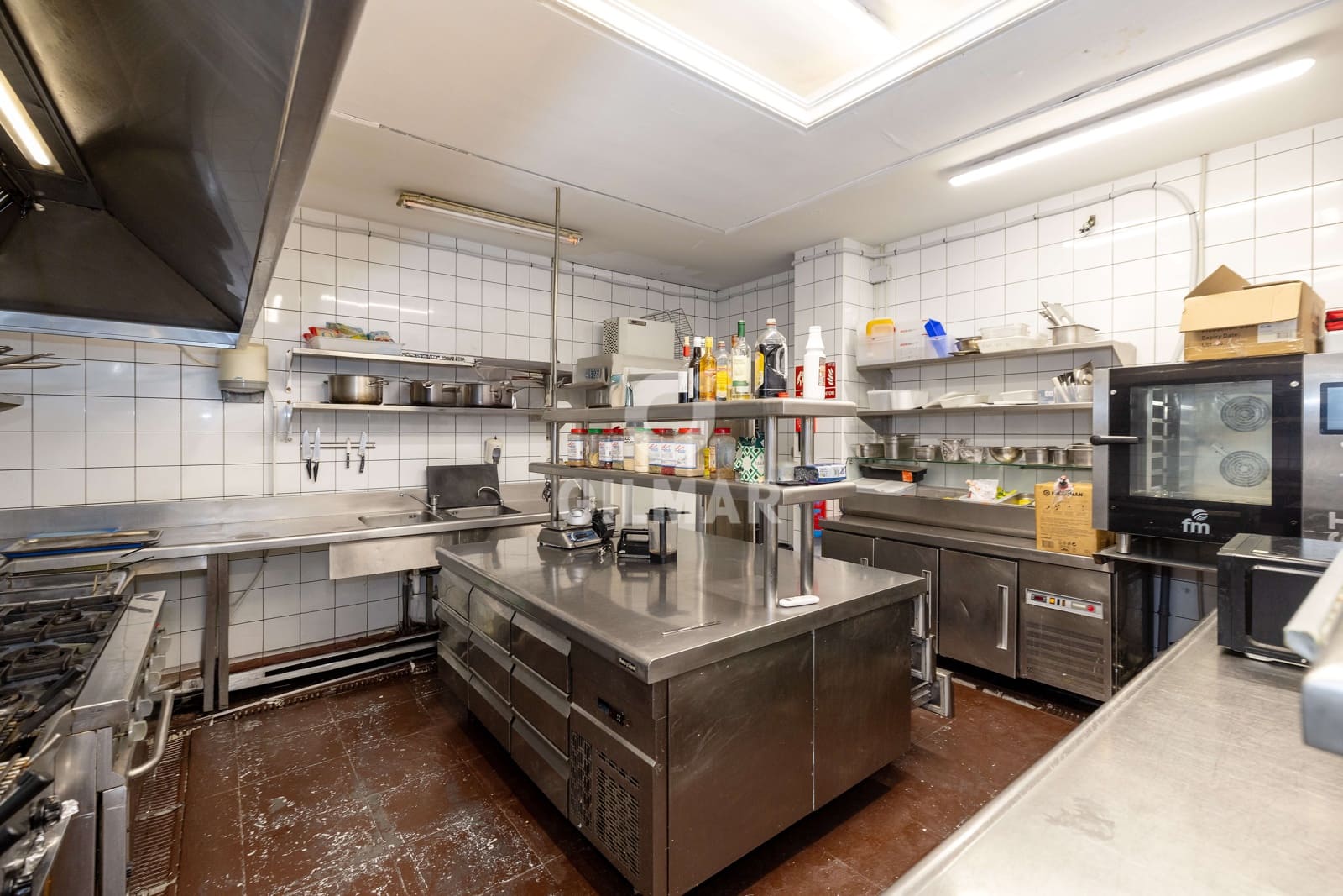 Erhverv til salg i Puerto Banus - € 4.800.000 (Ref: 9747404)