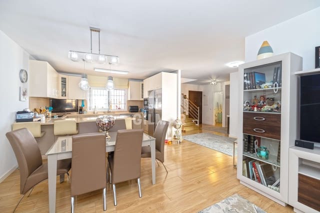 6 soveværelse Villa til salg i San Pedro de Alcántara Pueblo, Marbella med garage - € 885.000 (Ref: 9747405)