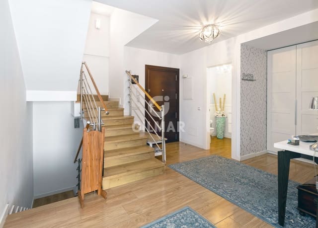 6 soveværelse Villa til salg i San Pedro de Alcántara Pueblo, Marbella med garage - € 885.000 (Ref: 9747405)