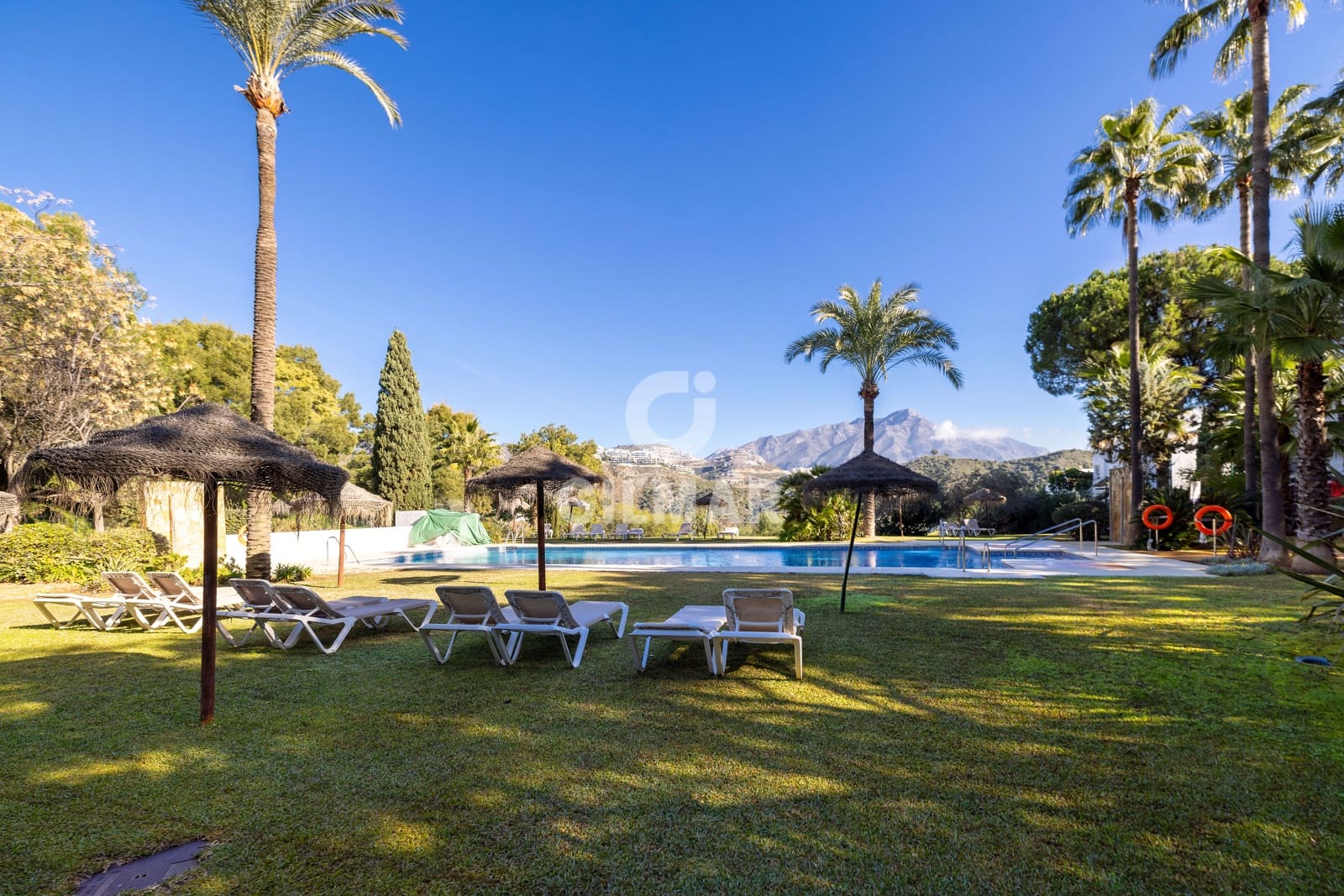 2 bedroom Flat for sale in La Quinta with pool garage - € 480,000 (Ref: 9747408)