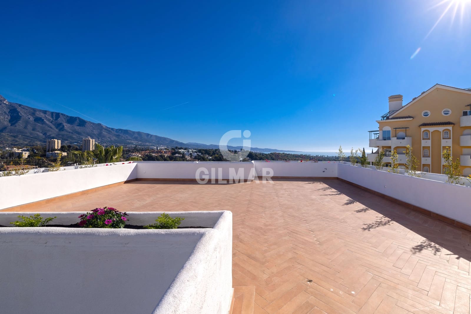 2 soverom Leilighet til salgs i Nueva Andalucia med svømmebasseng garasje - € 890 000 (Ref: 9747416)