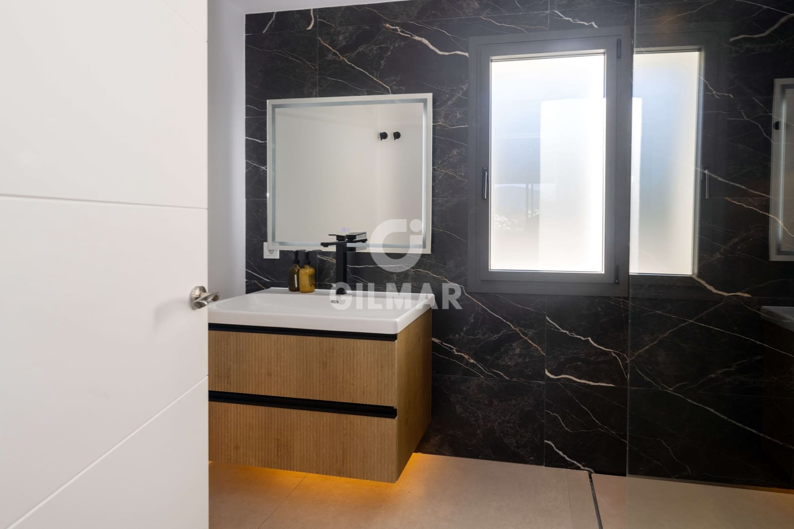 2 soverom Leilighet til salgs i Nueva Andalucia med svømmebasseng garasje - € 890 000 (Ref: 9747416)