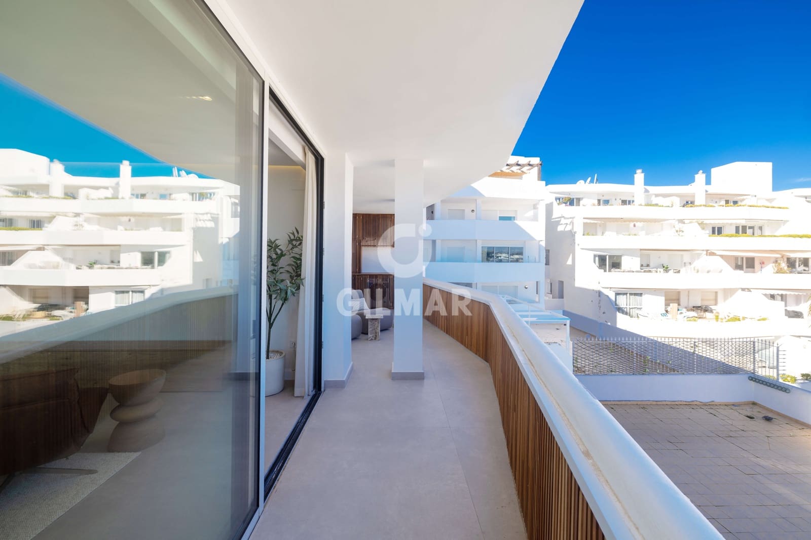 2 soverom Leilighet til salgs i Nueva Andalucia med svømmebasseng garasje - € 890 000 (Ref: 9747416)