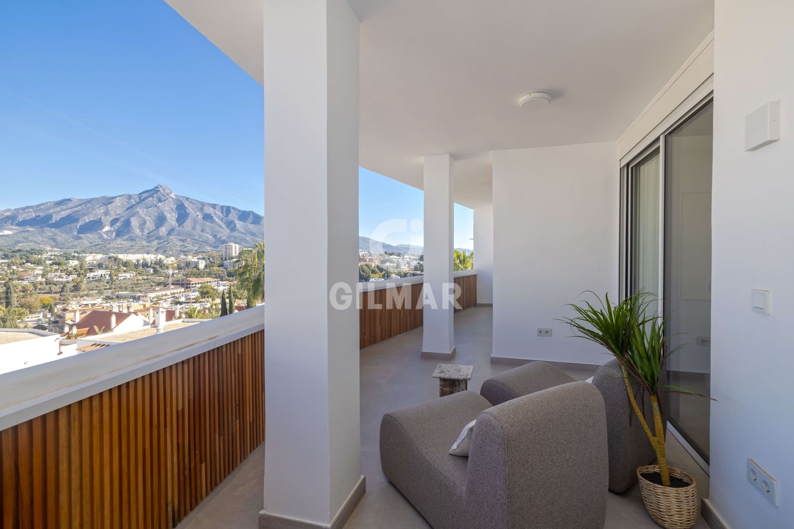 2 soverom Leilighet til salgs i Nueva Andalucia med svømmebasseng garasje - € 890 000 (Ref: 9747416)