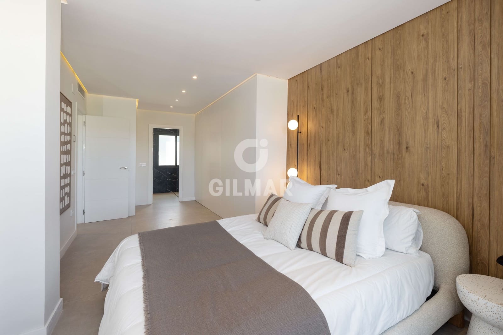 2 soverom Leilighet til salgs i Nueva Andalucia med svømmebasseng garasje - € 890 000 (Ref: 9747416)