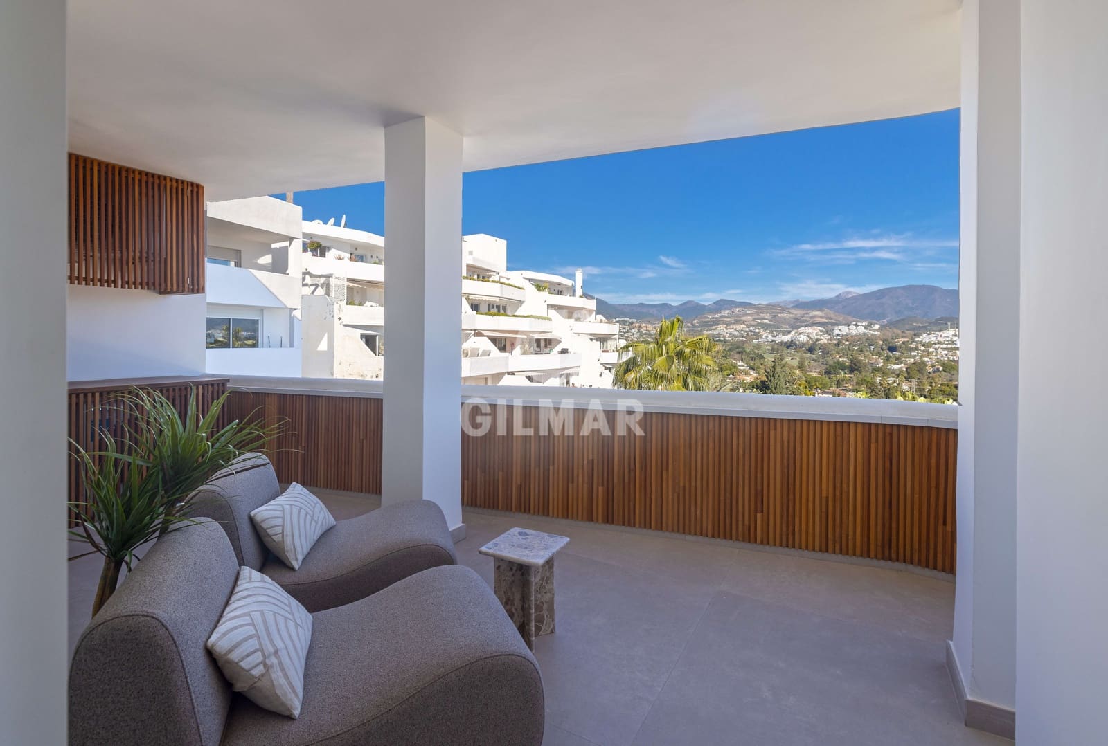 2 soverom Leilighet til salgs i Nueva Andalucia med svømmebasseng garasje - € 890 000 (Ref: 9747416)