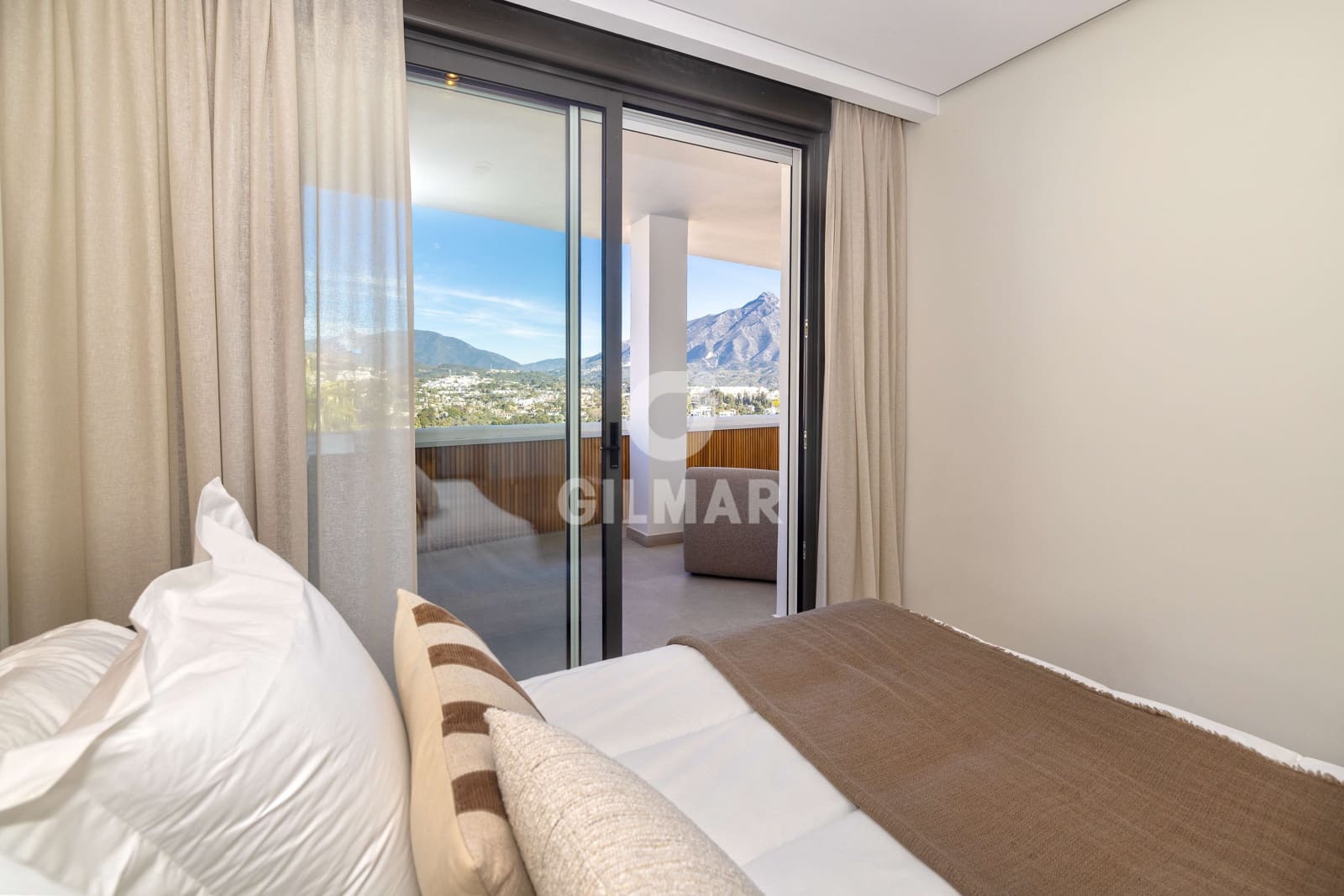 2 soverom Leilighet til salgs i Nueva Andalucia med svømmebasseng garasje - € 890 000 (Ref: 9747416)