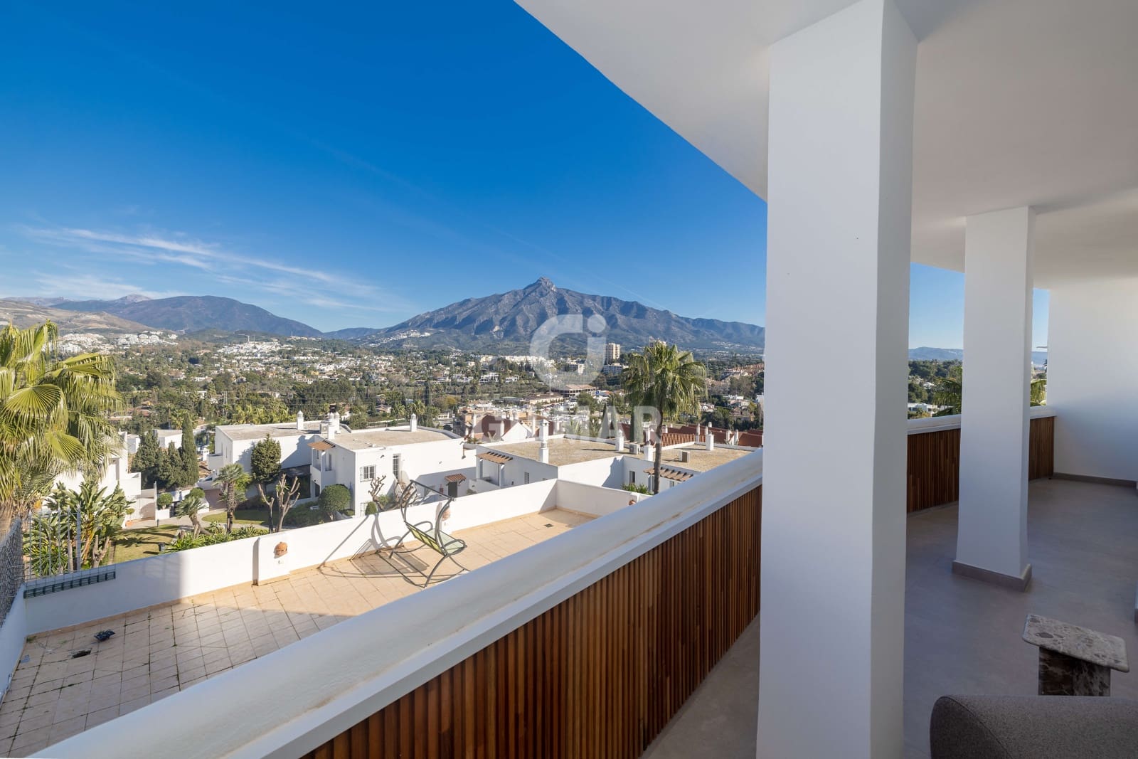 2 soverom Leilighet til salgs i Nueva Andalucia med svømmebasseng garasje - € 890 000 (Ref: 9747416)