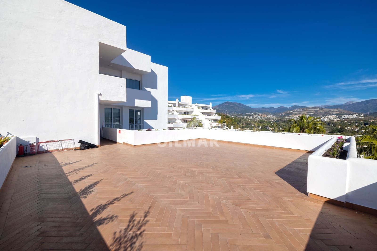 2 soverom Leilighet til salgs i Nueva Andalucia med svømmebasseng garasje - € 890 000 (Ref: 9747416)