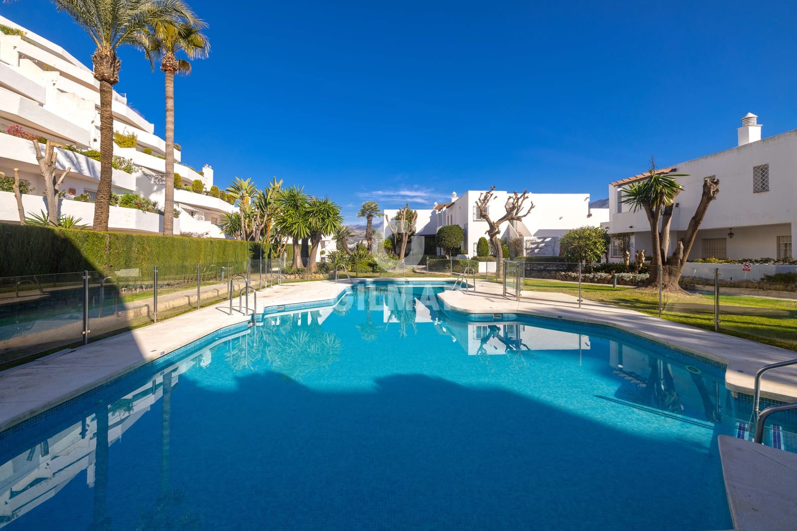 2 soverom Leilighet til salgs i Nueva Andalucia med svømmebasseng garasje - € 890 000 (Ref: 9747416)