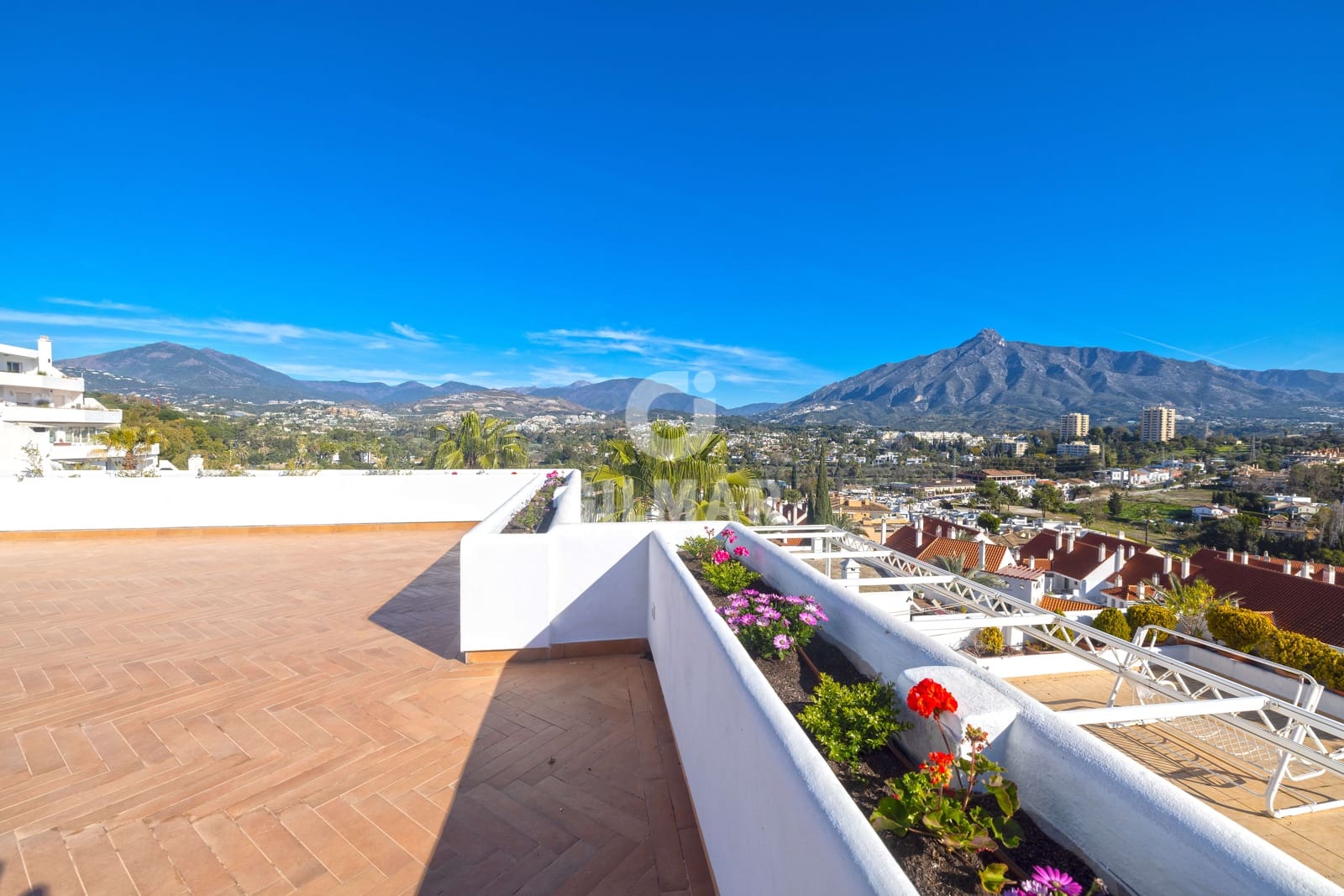 2 soverom Leilighet til salgs i Nueva Andalucia med svømmebasseng garasje - € 890 000 (Ref: 9747416)