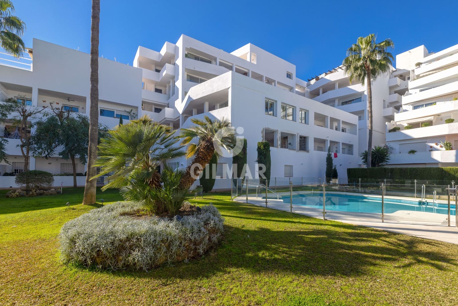 2 soverom Leilighet til salgs i Nueva Andalucia med svømmebasseng garasje - € 890 000 (Ref: 9747416)