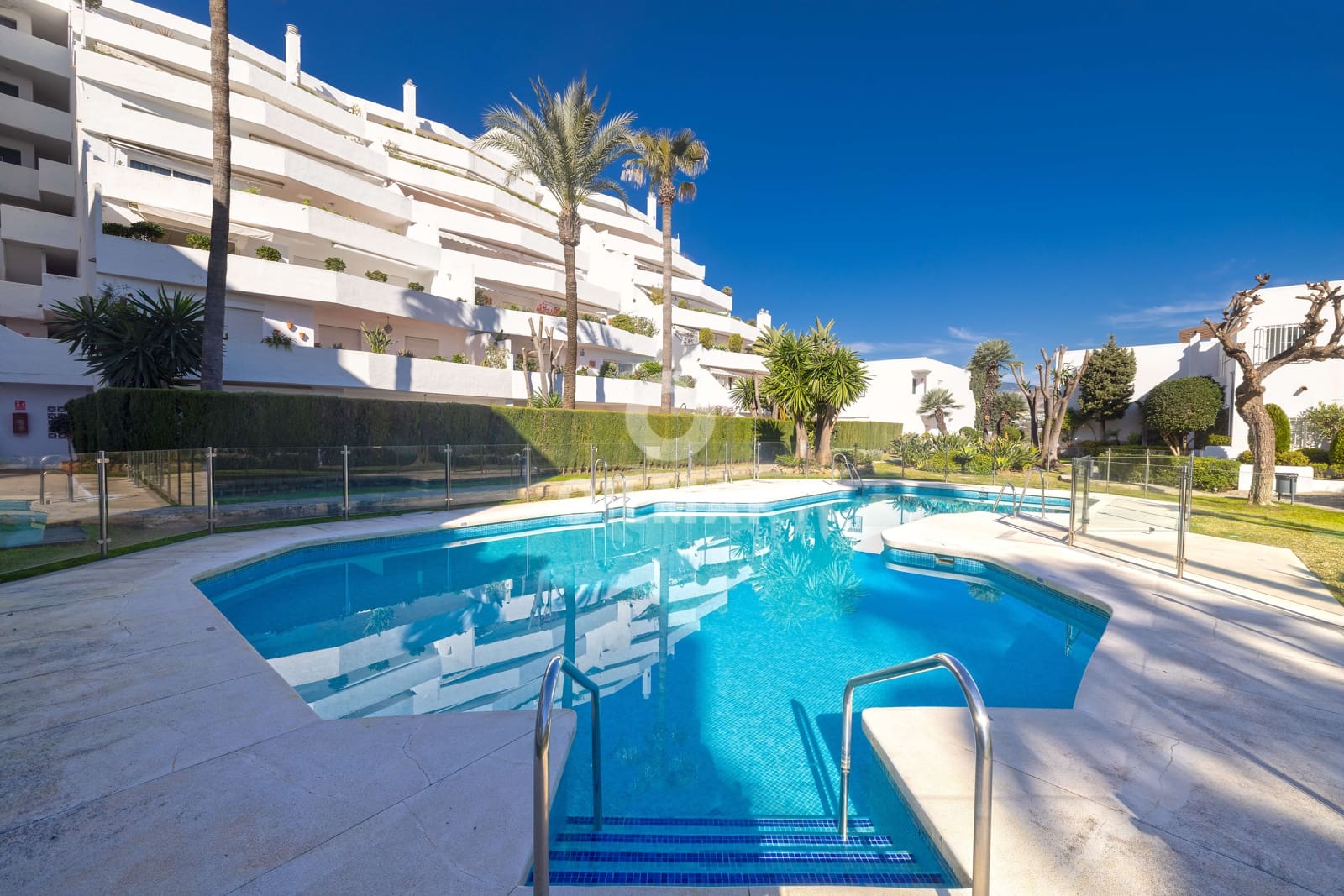 2 soverom Leilighet til salgs i Nueva Andalucia med svømmebasseng garasje - € 890 000 (Ref: 9747416)