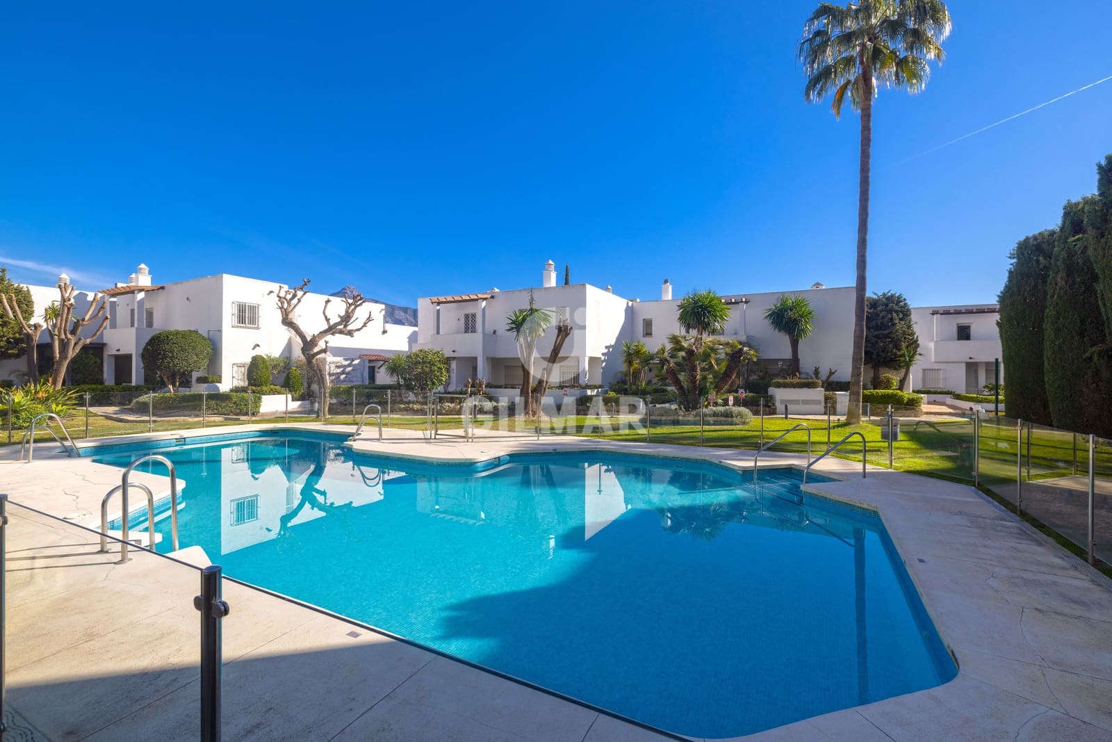 2 soverom Leilighet til salgs i Nueva Andalucia med svømmebasseng garasje - € 890 000 (Ref: 9747416)