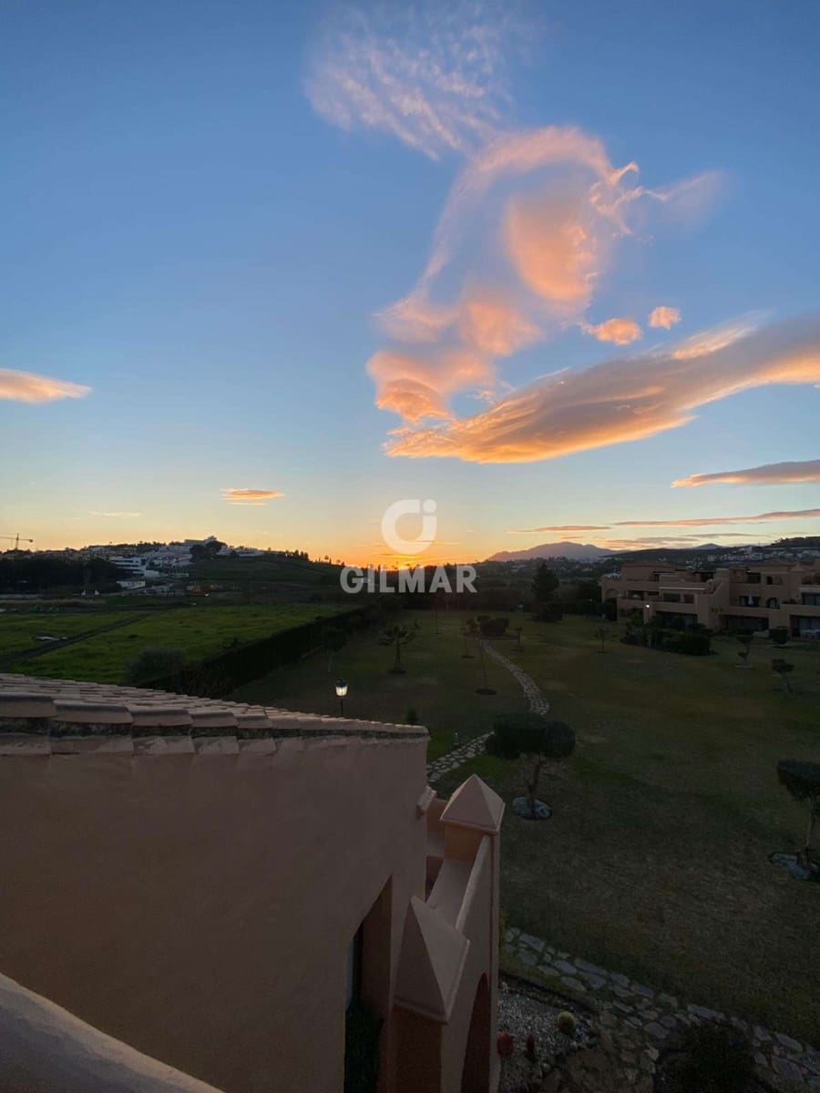 3 makuuhuone Kattohuoneisto myytävänä paikassa El Paraiso mukana uima-altaan 
autotalli - 835 000 € (Ref: 9756736)