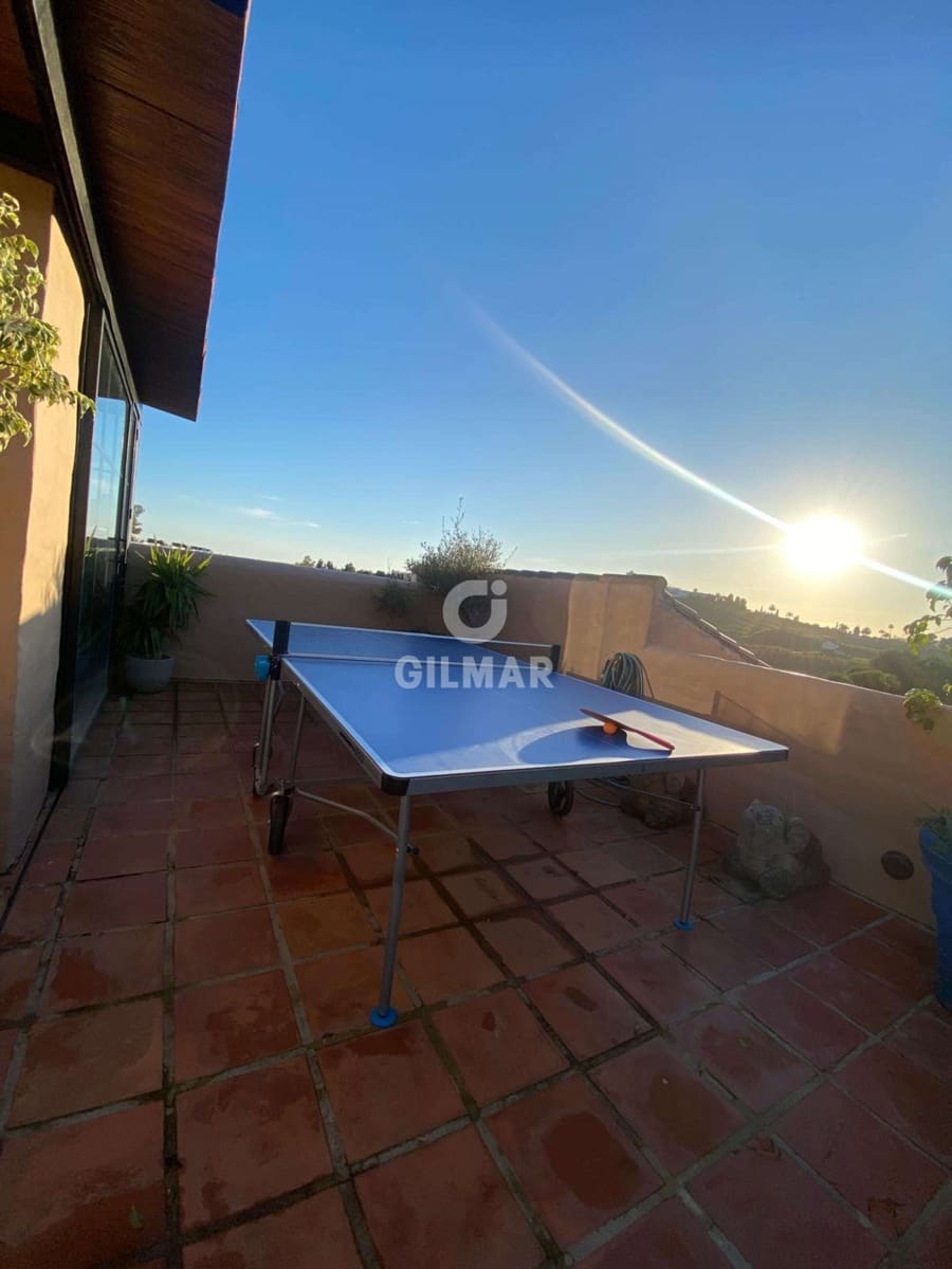 3 makuuhuone Kattohuoneisto myytävänä paikassa El Paraiso mukana uima-altaan 
autotalli - 835 000 € (Ref: 9756736)