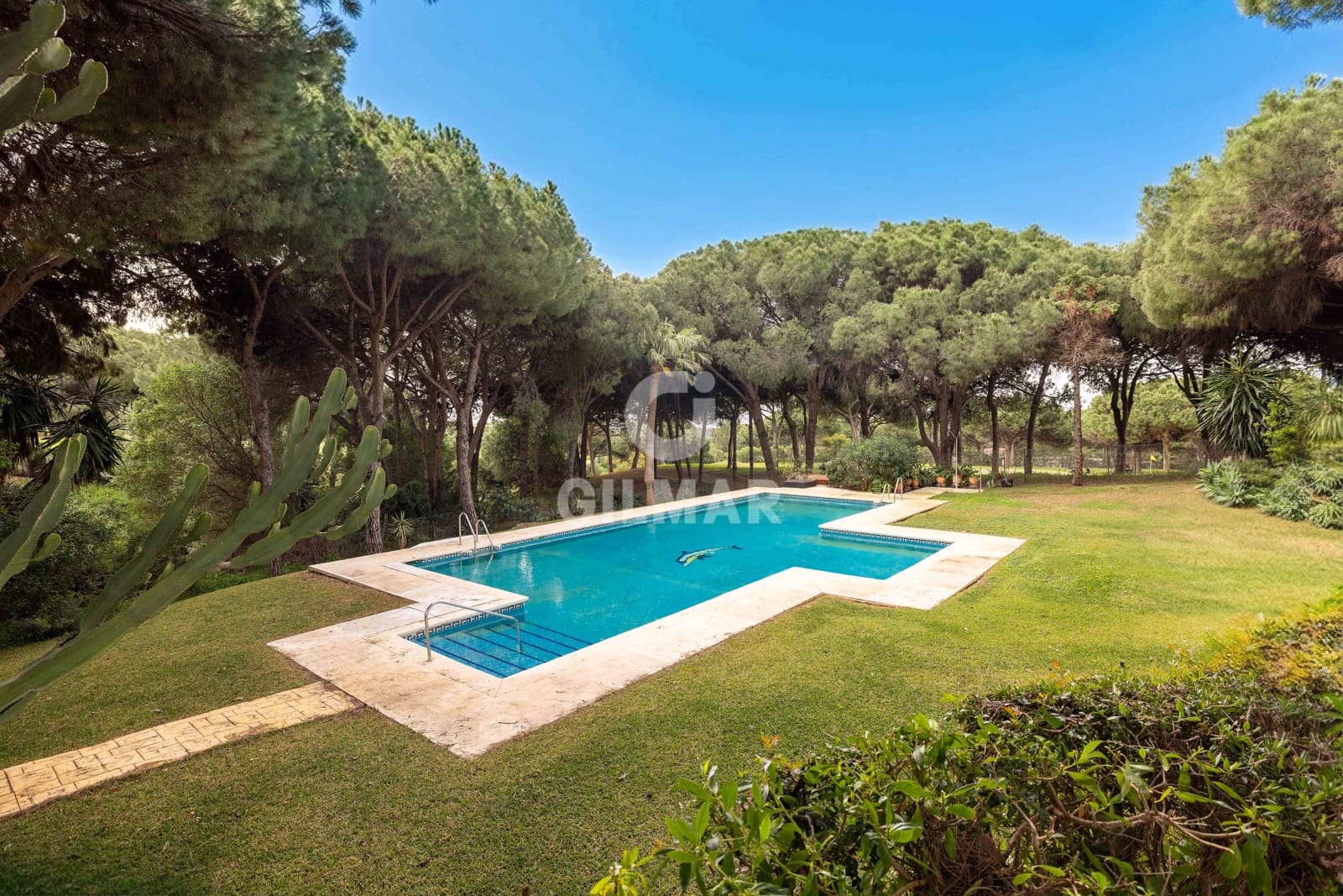 4 soverom Rekkehus til salgs i Cabopino med svømmebasseng garasje - € 549 000 (Ref: 9772460)