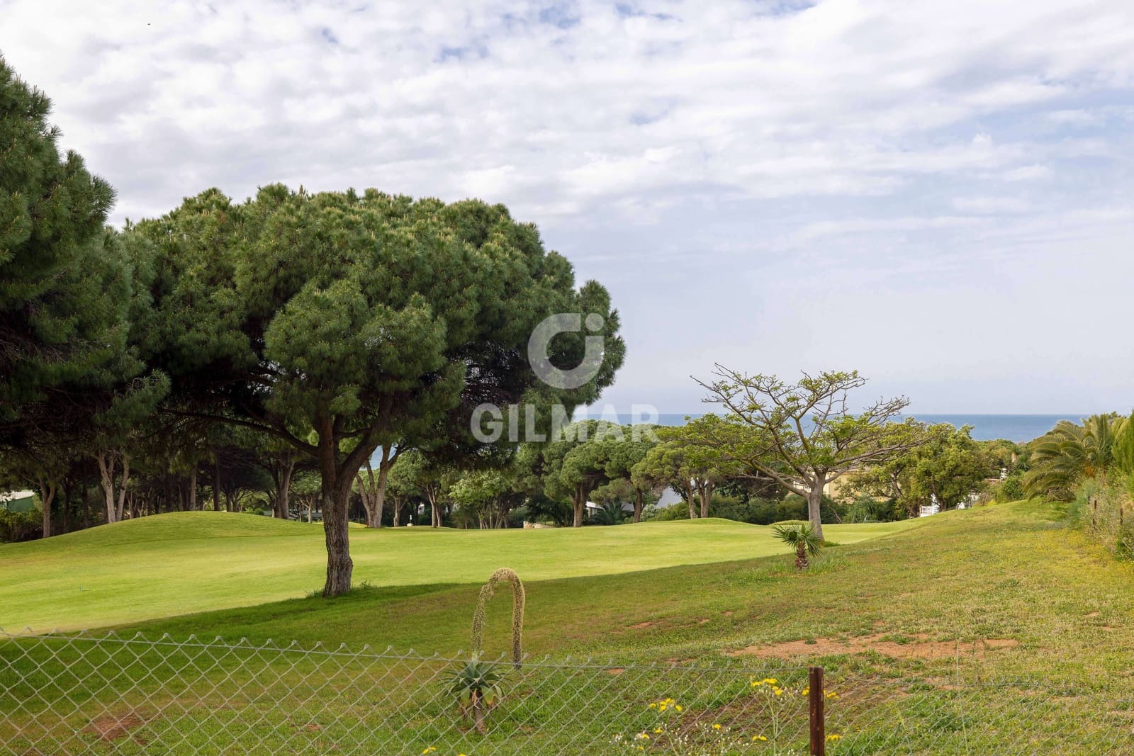 4 soverom Rekkehus til salgs i Cabopino med svømmebasseng garasje - € 549 000 (Ref: 9772460)