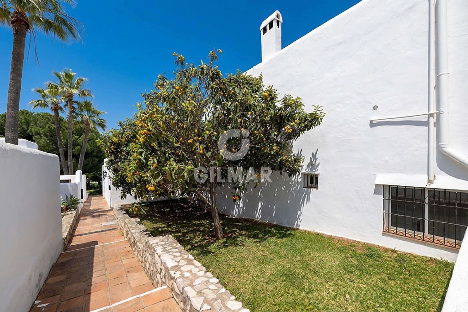 4 soverom Rekkehus til salgs i Cabopino med svømmebasseng garasje - € 549 000 (Ref: 9772460)