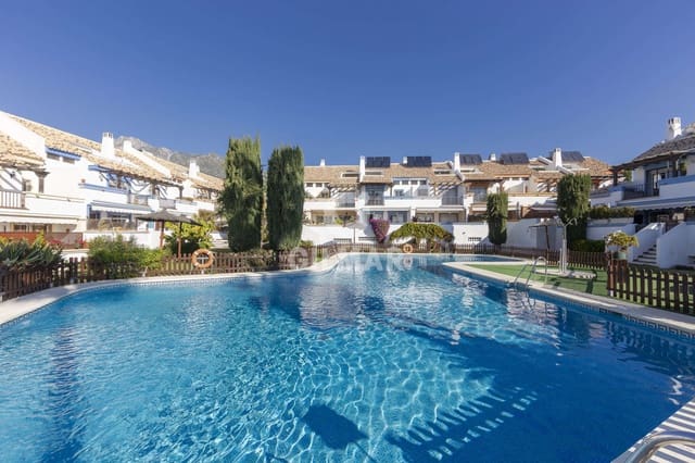 4 soverom Kjedet enebolig til salgs i Valdeolletas - Las Cancelas - Xarblanca, Marbella med svømmebasseng garasje - € 795 000 (Ref: 9777125)