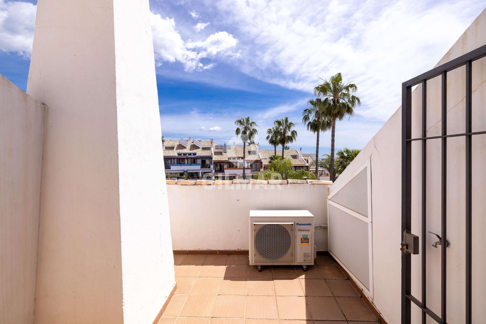 4 soverom Kjedet enebolig til salgs i Marbella med svømmebasseng garasje - € 795 000 (Ref: 9777125)