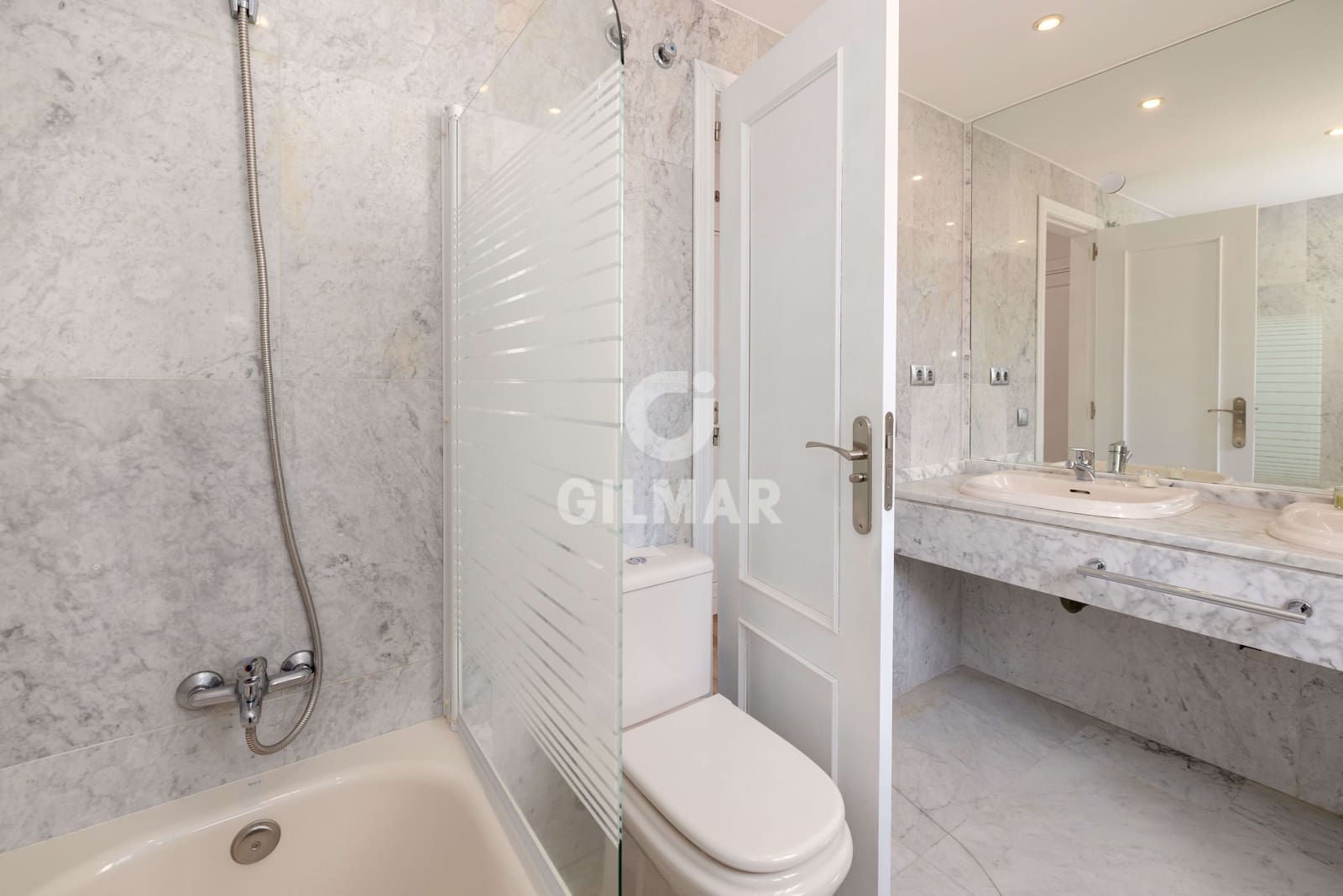 4 soverom Kjedet enebolig til salgs i Marbella med svømmebasseng garasje - € 795 000 (Ref: 9777125)