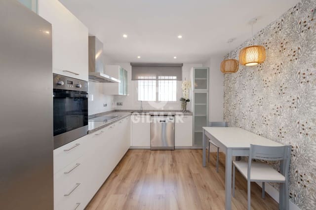 4 soverom Kjedet enebolig til salgs i Valdeolletas - Las Cancelas - Xarblanca, Marbella med svømmebasseng garasje - € 795 000 (Ref: 9777125)