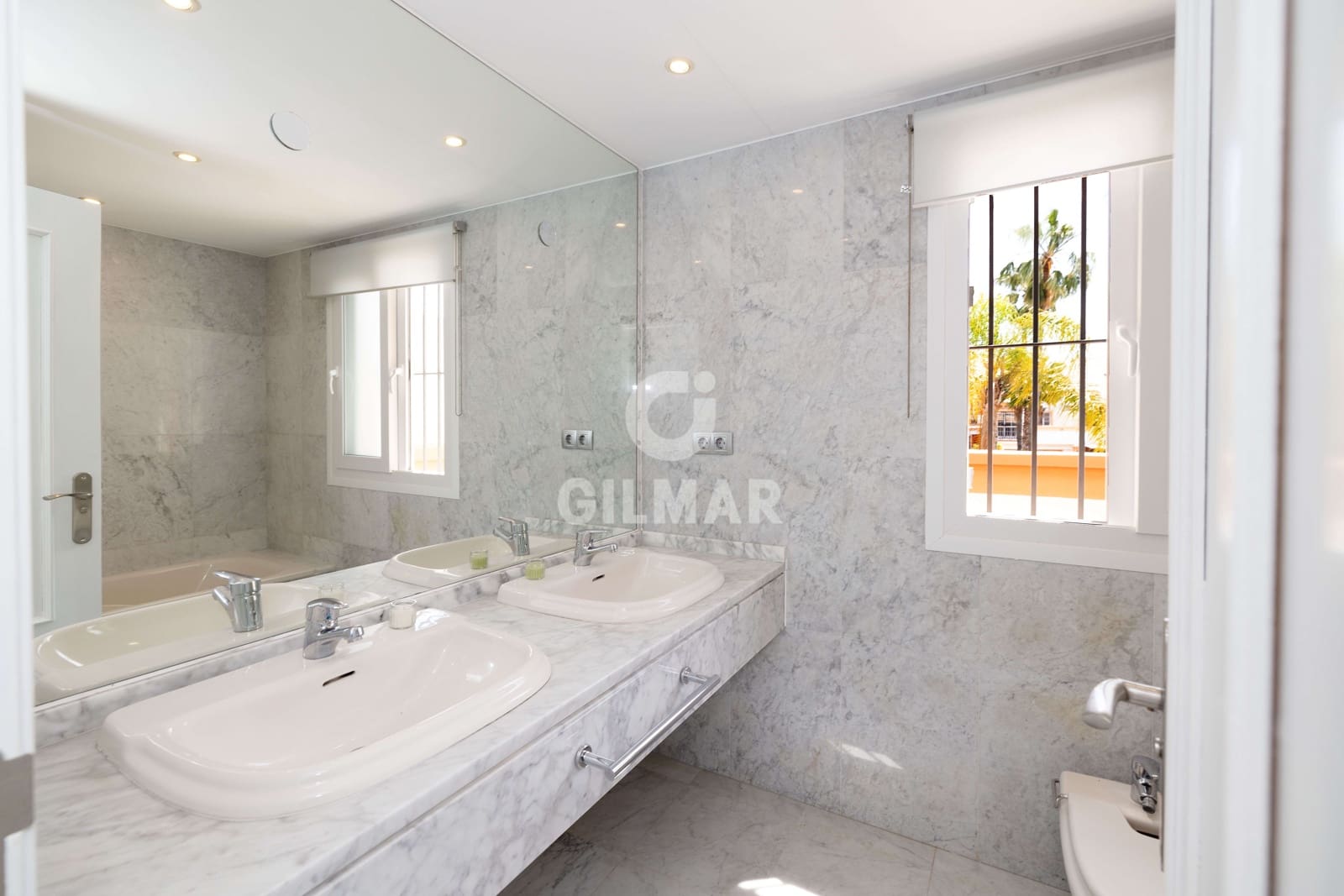 4 soverom Kjedet enebolig til salgs i Marbella med svømmebasseng garasje - € 795 000 (Ref: 9777125)