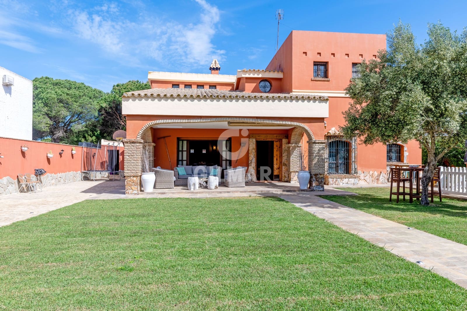 4 bedroom Villa for sale in Conil de la Frontera with pool - € 1,265,000 (Ref: 9777254)