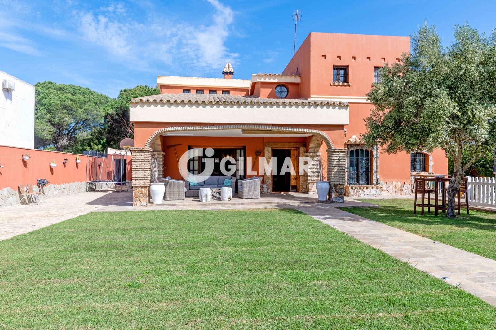 4 bedroom Villa for sale in Conil de la Frontera with pool - € 1,265,000 (Ref: 9777254)