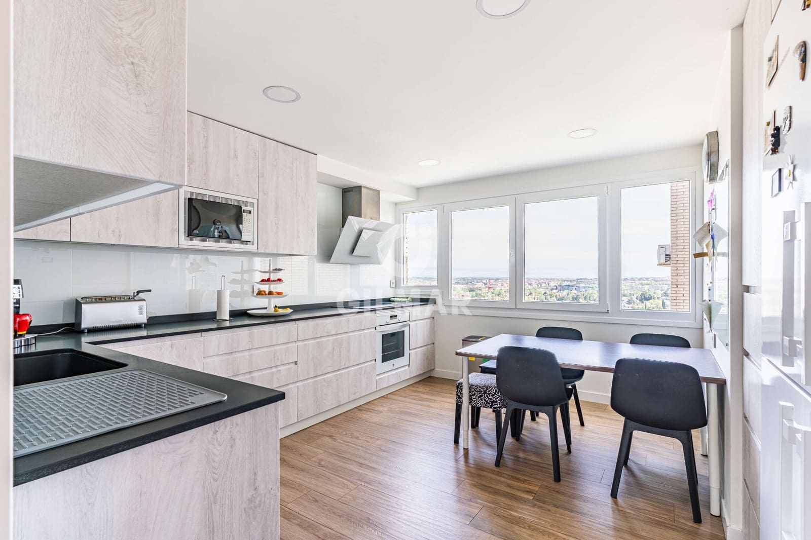 5 bedroom Flat for sale in Madrid city with pool garage - € 1,330,000 (Ref: 9782170)