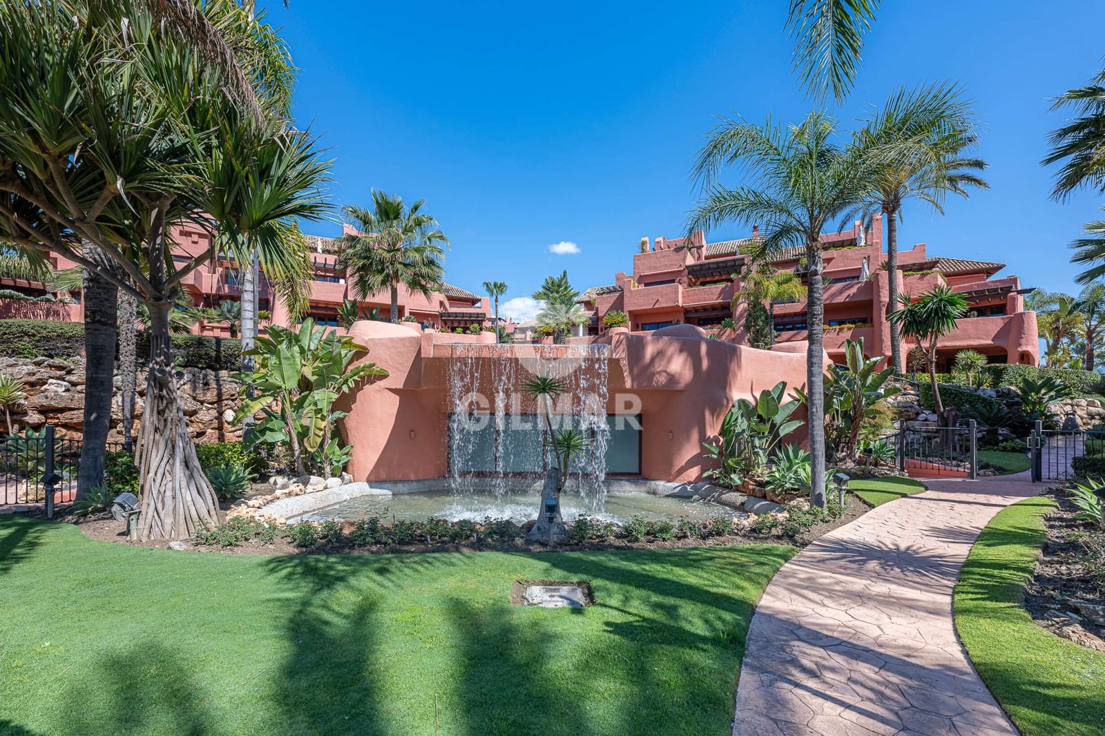 3 slaapkamer Flat te koop in Estepona met zwembad garage - € 1.525.000 (Ref: 9784526)