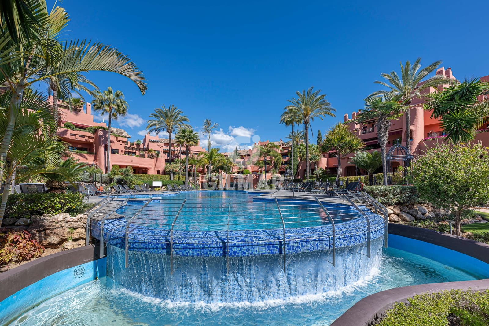 3 slaapkamer Flat te koop in Estepona met zwembad garage - € 1.525.000 (Ref: 9784526)